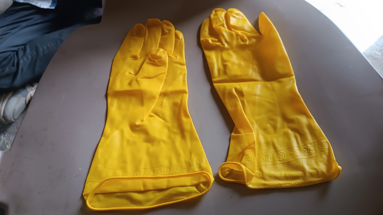 2 pair med yellow gloves For Types Of Purposes Like Washing Utensils, Gardening And Cleaning Toilet Etc. 2 pair med yellow gloves For Types Of Purposes Like Washing Utensils, Gardening And Cleaning Toilet Etc.